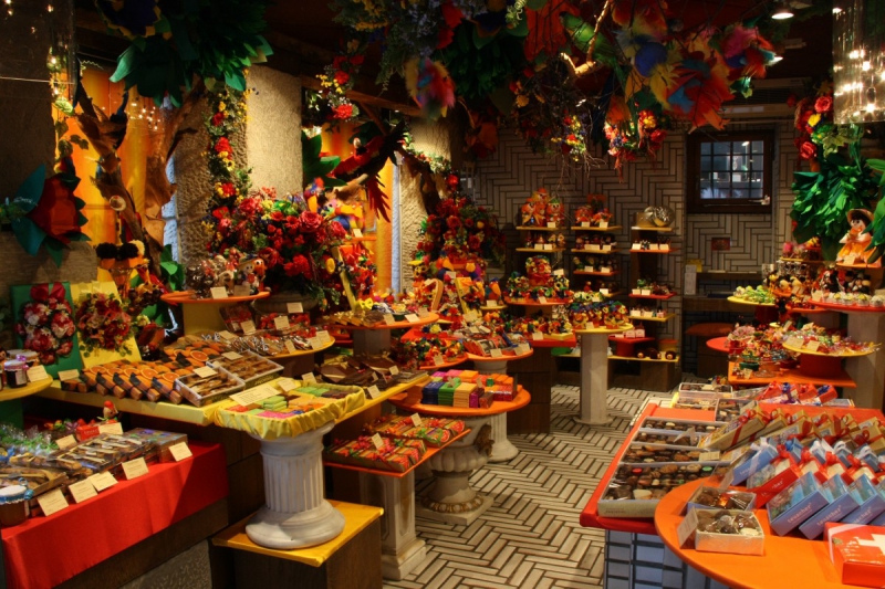 vente-BAGNOLS EN FORET-min_candy_store_chocolate_shop_chocolate_switzerland-393515